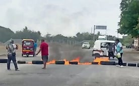 Policías y civiles bloquean vías y comercios en protesta