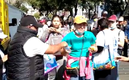 En agradecimiento a la Virgen de Guadalupe, regalan dulces y agua a peregrinos