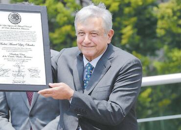 Ejecutivo ya no será el poder de los poderes; así recibió AMLO, hace seis años, su constancia de mayoría