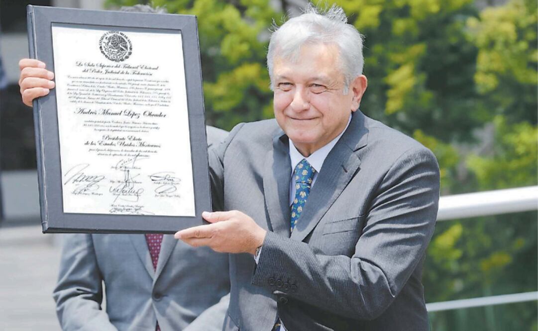 Andrés Manuel López Obrador muestra su constancia de mayoría, que lo acredita como presidente electo de México. Foto: EL UNIVERSAL
