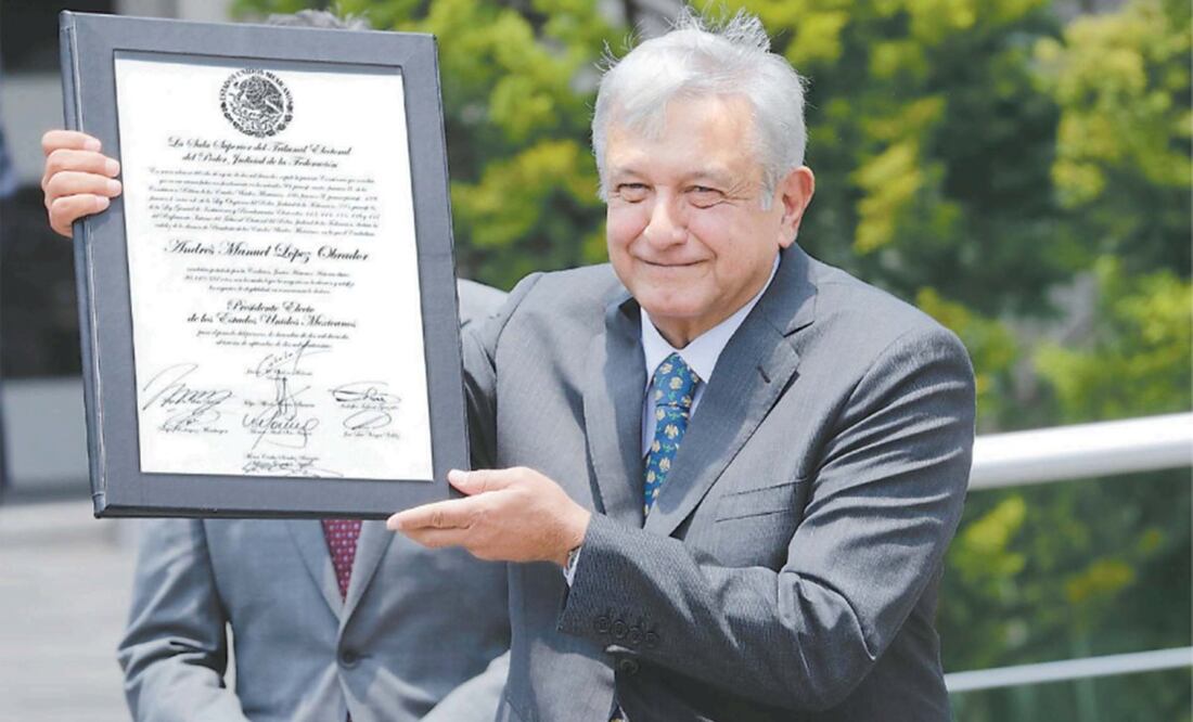 Andrés Manuel López Obrador muestra su constancia de mayoría, que lo acredita como presidente electo de México. Foto: EL UNIVERSAL