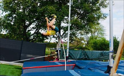 Atletas de salto con garrocha hacen competencia en sus patios