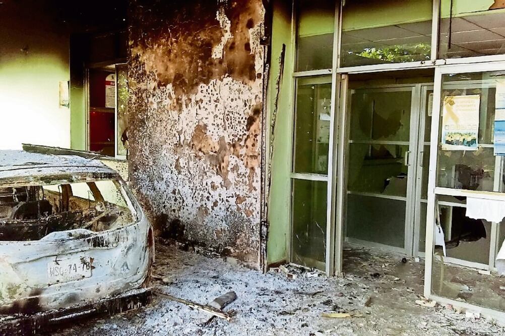 El enfrentamiento entre autoridades que resguardaban a los presuntos delincuentes y pobladores que pretendían hacer justicia por su propia mano también dejó oficinas quemadas y vehículos destruidos (FOTOS: ESPECIALES)