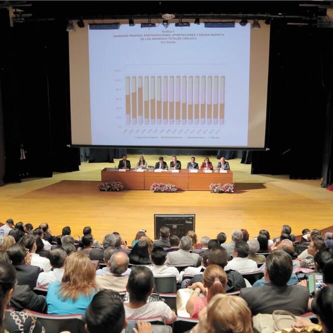 En la XXXVIII FIL del IPN, el alcalde Francisco Chíguil Figueroa presentó su libro Federalismo Fiscal y Gasto Público en México: Hacia un Nuevo Paradigma. Foto/ESPECIAL