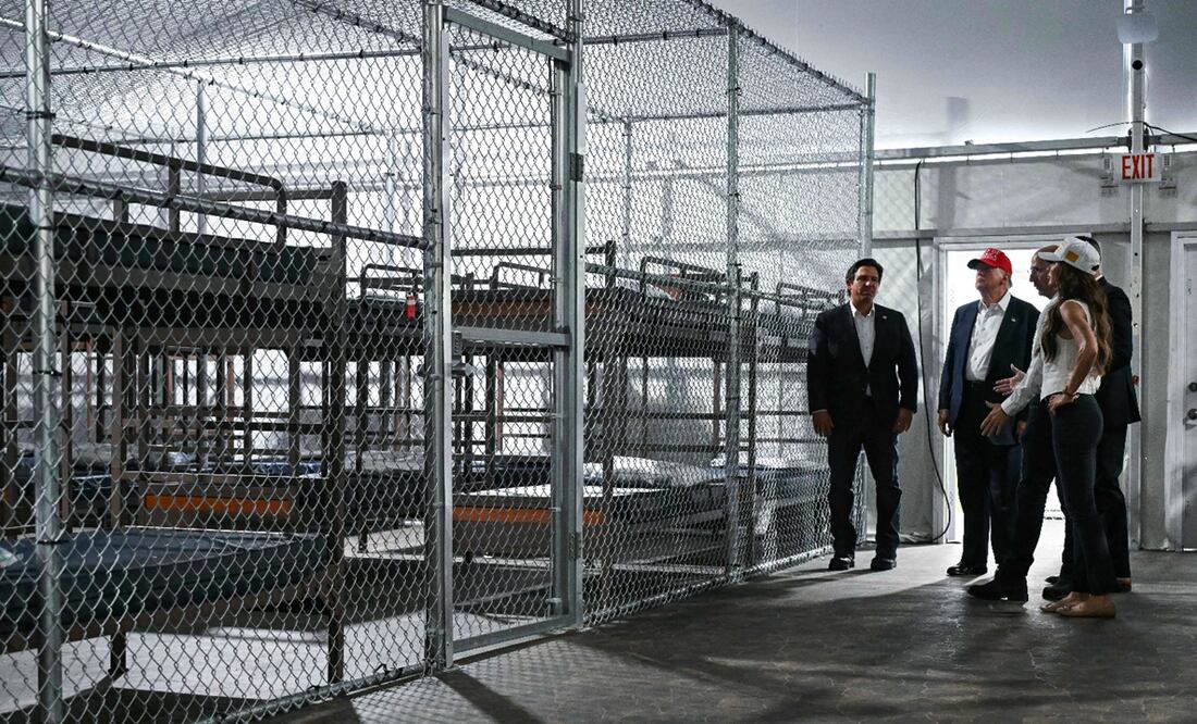 El presidente Donald Trump visita un nuevo centro de detención de migrantes en un pantano de Florida infestado de reptiles, conocido como "Alcatraz Caimán". Foto: AFP