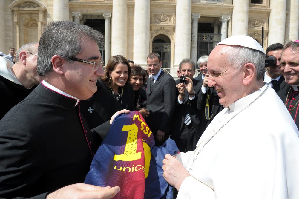 El Papa recibe una playera del Barcelona durante una audiencia pública en 2013 (Foto: Reuters)
