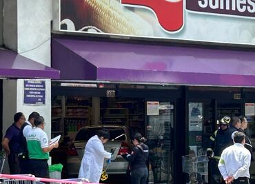 Adulta mayor se impacta contra supermercado