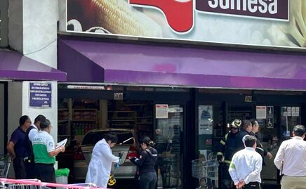 Conductora pierde el control de su automóvil y se estrella contra un supermercado en Río Churubusco