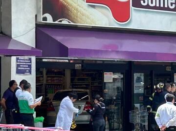 Conductora pierde el control de su automóvil y se estrella contra un supermercado en Río Churubusco