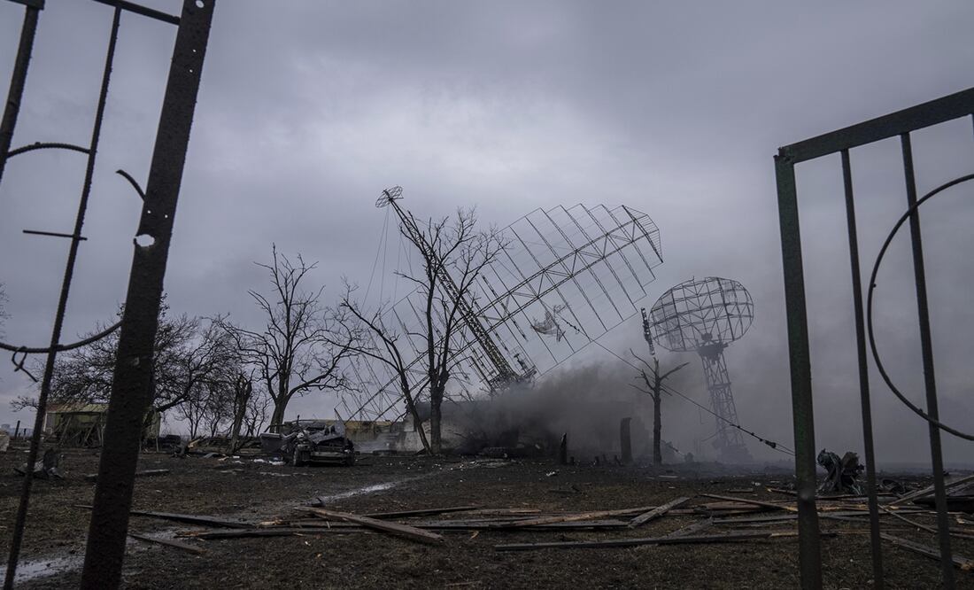 Base de defensa aérea después de un aparente ataque ruso en Mariupol, Ucrania. Foto: AP