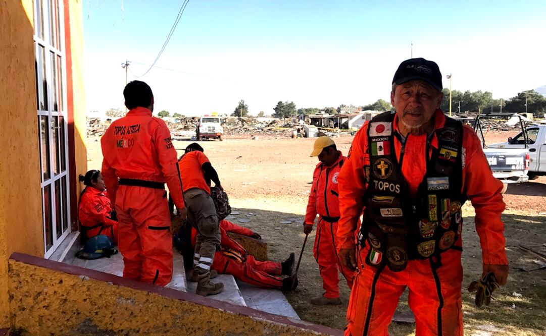 Los brigadistas se sumaron a jóvenes y familias que de forma desinteresada siguen brindando apoyo en esta tragedia. /Rebeca Jiménez - EL UNIVERSAL