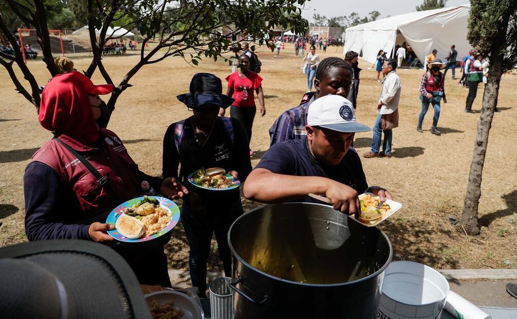 Migrantes se refugian en albergue temporal de Tláhuac en la espera de un trámite migratorio por la COMAR. Foto: Diego Simón Sánchez