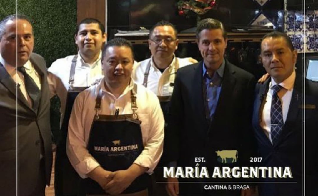 El ex presidente Enrique Peña Nieto con trabajadores del restaurante María Argentina. FOTO: @mariaargentinamx