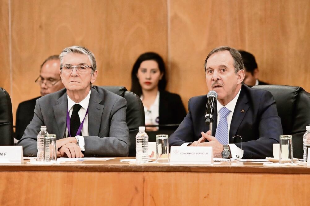 Lorenzo Reyes, presidente de la Asociación Mexicana de Franquicias, y Enrique Solana Sentíes, dirigente de la Concanaco, durante la reunión con diputados (IVÁN STEPHENS.EL UNIVERSAL)