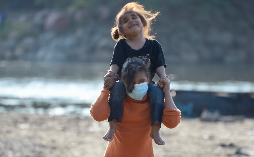 Angeli, de 10 años, ha sido los pies y ojos de Valery desde que comenzó a dar sus primeros pasos. Fotos: Jacob García