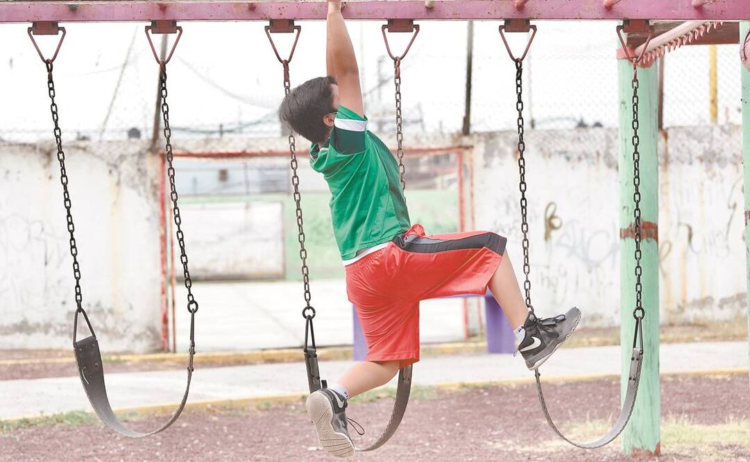 Adrián, sentado al lado de sus papás, comenta que espera que no se presente una tercera ola que impida el regreso a clases presenciales. Fotos Berenice Fregoso.