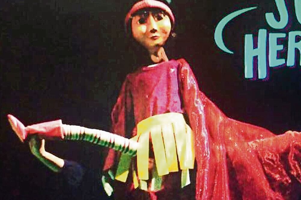 La obra cuenta la historia de Lisa, de 5 años, a quien su prima le pide convertirse en una súper heroína