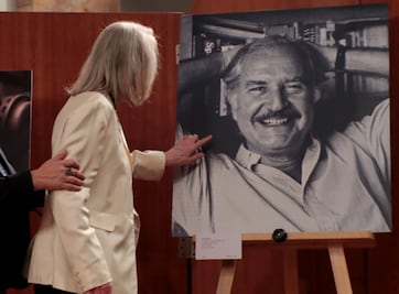 Reflexionan sobre las múltiples facetas de Carlos Fuentes en homenaje