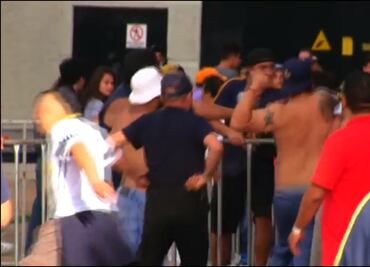 Aficionados de Pumas golpean a seguidores de Cruz Azul en Querétaro