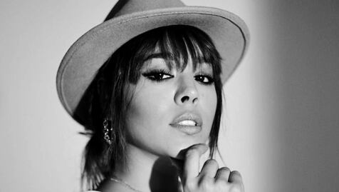 Danna Paola muestra su espalda en traje de baño rojo