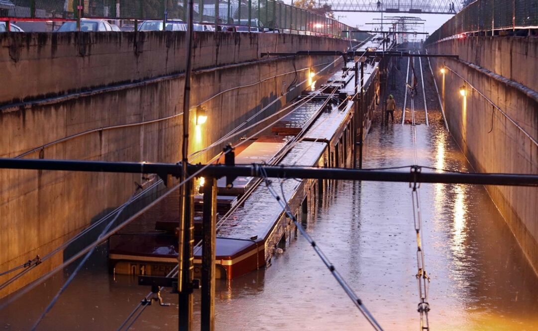 Tras las fuertes lluvias registradas la tarde-noche del pasado domingo, el tren ligero se inundó. (FOTO: AFP)