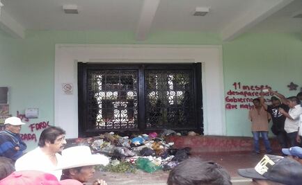 Campesinos tiran basura como protesta en ayuntamiento de Chiapas