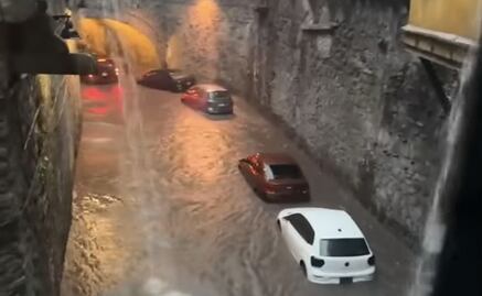 Tormenta en Guanajuato provoca socavones, inundaciones y autos arrastrados; joven muere al ser alcanzado por rayo