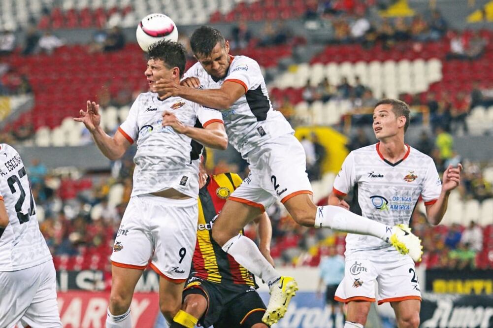 Luis Madrigal (9) hizo 12 goles en el torneo, como máximo romperredes (IMAGO7)