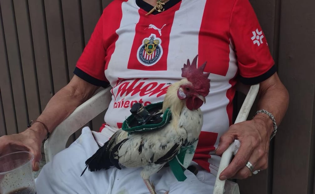 Entre porras y antojitos, Santa Úrsula hace su partido; vecinos aprovechan la afluencia para instalar puestos.
Foto: Arantxa Meave