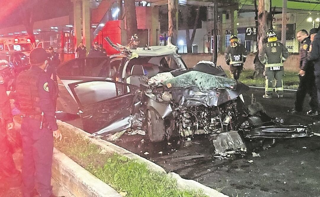 Dos vehículos se vieron implicados en el choque registrado la madrugada del 15 de septiembre; por el fuerte impacto tres personas salieron proyectadas, sus cuerpos quedaron en el asfalto.