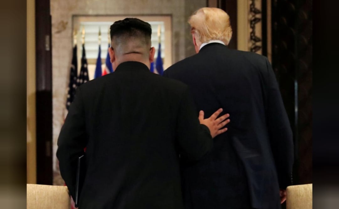 U.S. President Donald Trump and North Korea's leader Kim Jong Un leave after signing documents that acknowledge the progress of the talks - Photo: Jonathan Ernst/REUTERS