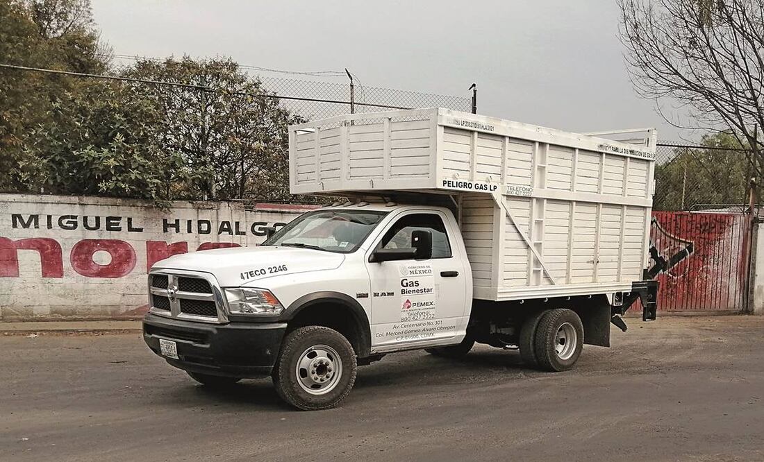 De la exrefinería 18 de Marzo constantemente salen vehículos de Gas Bienestar. Este predio es utilizado para almacenar tanques viejos y vecinos se quejan de un olor penetrante que les causa mareos. Foto: Carlos Mejía/ EL UNIVERSAL.