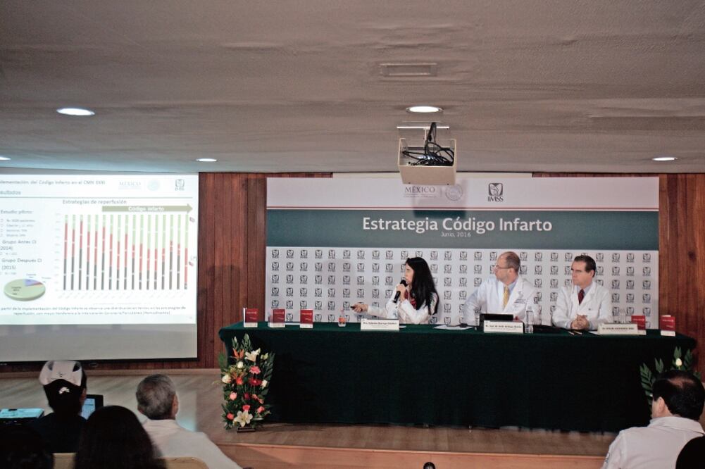 Los médicos Gabriela Borrayo Sánchez, José de Jesús Arriaga Dávila y Efraín Arizmendi Uribe, especialistas en cardiología del Instituto Mexicano del Seguro Social, durante la presentación del programa Código Infarto (ALEJANDRO ACOSTA. EL UNIVERSAL)