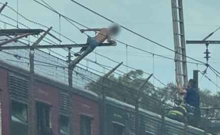 Hombre sube a poste de Línea A del Metro y causa retraso en el servicio; es detenido