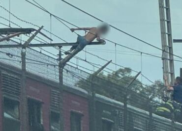 Hombre sube a poste de Línea A del Metro y causa retraso en el servicio; es detenido