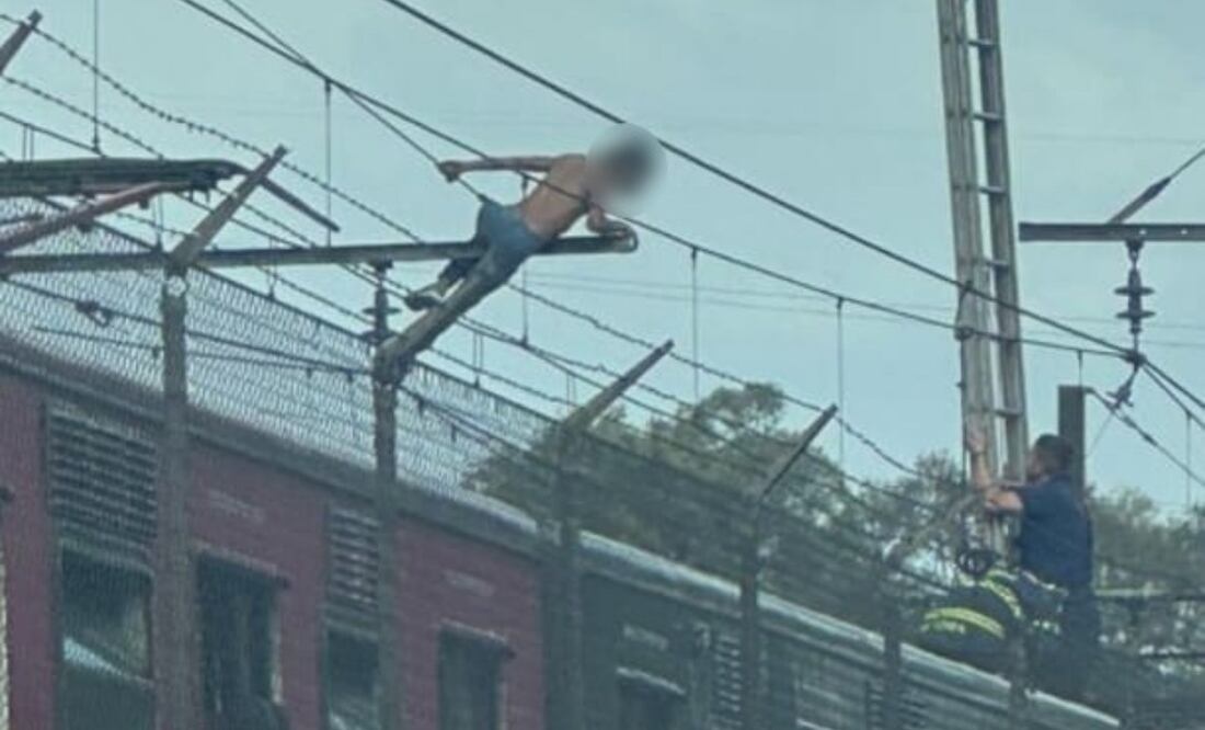 Hombre sube a poste de Línea A del Metro y causa retraso en el servicio (09/07/2025). Foto: Especial