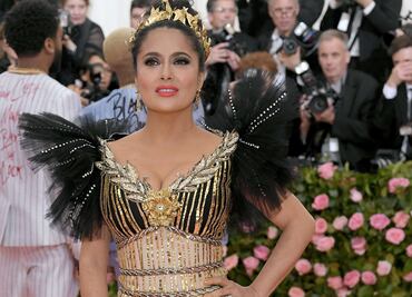 Salma Hayek impacta con vestido dorado en la MET Gala 2019