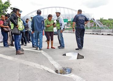 Chocan autoridades municipales y federales por hundimientos en Paso Exprés