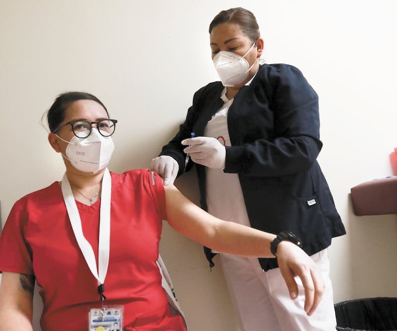 Se está vacunando a 14 mil personas al día, aunque el reto son 200 mil, afirma el IMEF. CHRISTIAN CHÁVEZ. AP