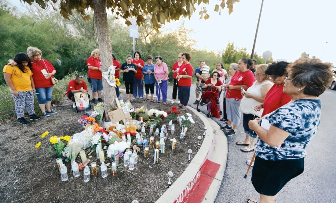A unos metros de donde perecieron los migrantes, junto a un árbol de sicomoro, migrantes mexicanos improvisaron un altar, donde ofrendaron botellas de agua, porque su carencia fue una de las causas de la muerte (LUIS CORTÉS. EL UNIVERSAL)