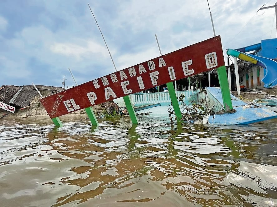 La enramada El Pacífico quedó destrozada, la alberca partida en dos, sin baños ni techos; el agua se llevó el mobiliario y los mariscos se pudren en los refrigeradores sin energía. Foto: de ARTURO DE DIOS PALMA. EL UNIVERSAL