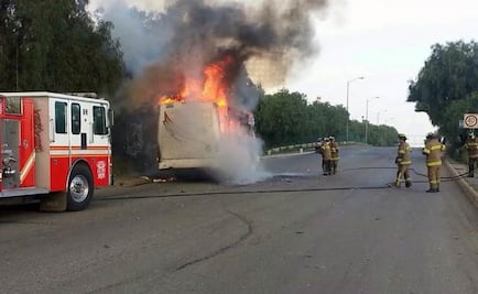 Llamas consumen autobús de pasajeros en Edomex