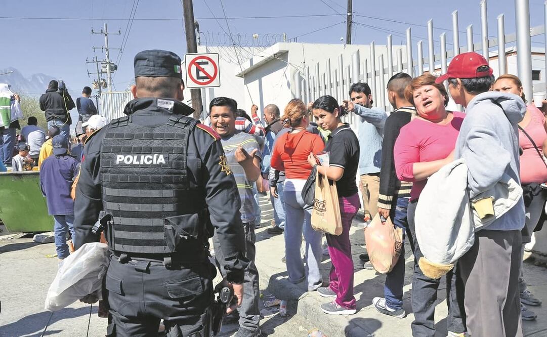 Familiares de reos afuera del penal del Topo Chico en febrero de 2016, donde 49 internos fueron masacrados por otro grupo de presos. Foto: ARCHIVO EL UNIVERSAL