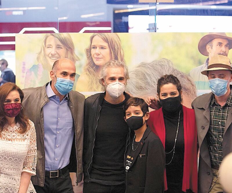 El actor asistió a la función especial de El club de los idealistas, donde también estuvo el elenco del filme. FOTOS: CORTESIA