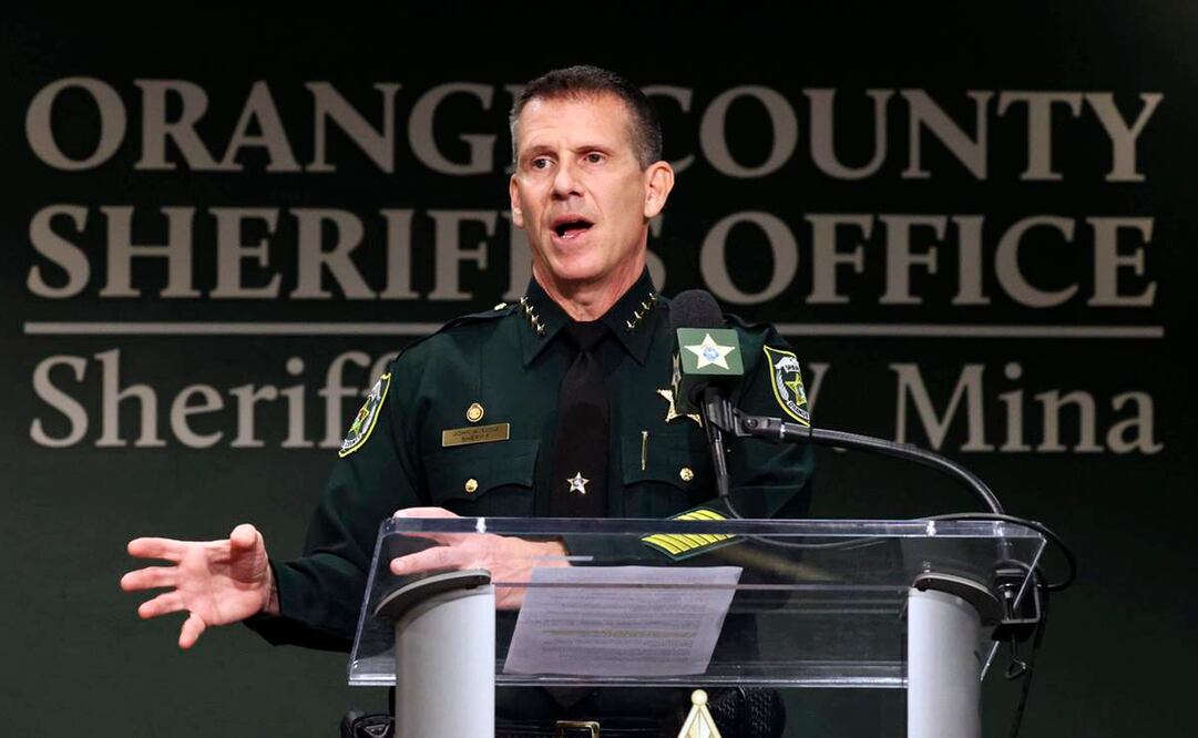 John Mina, alguacil del condado de Orange, durante una conferencia de prensa. Foto: AP