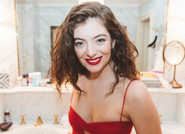 La nota secreta que Lorde usó en su vestido rojo de los Premios Grammy 2018