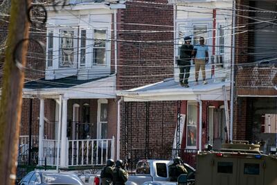 Tirador que está atrincherado en Nueva Jersey mató a 3 familiares, incluida su madrastra y su hermana