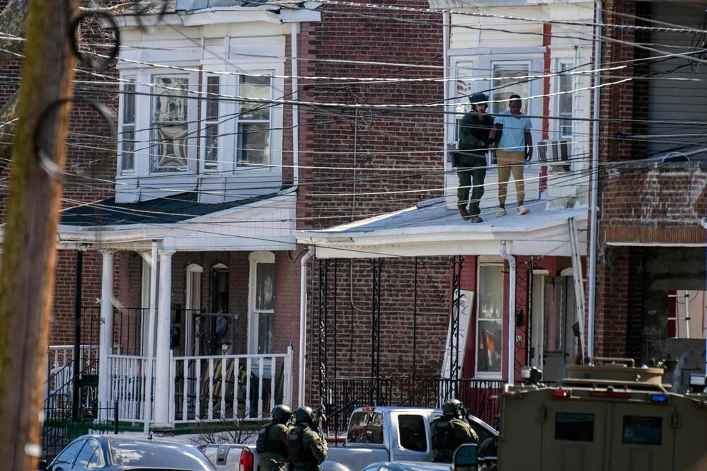 La policía saca a personas de una casa en Trenton, Nueva Jersey. Foto: AFP