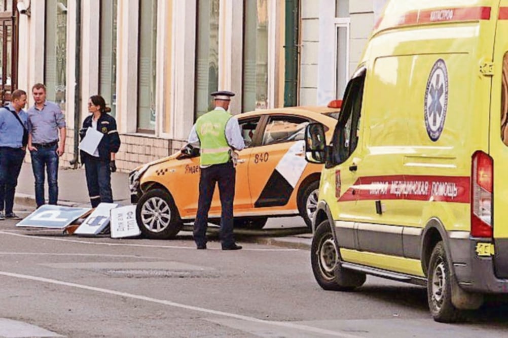 El vehículo de alquiler fue retirado y trasladado por una grúa para realizar las investigaciones pertinentes. Foto: JUAN A. DÁVALOS