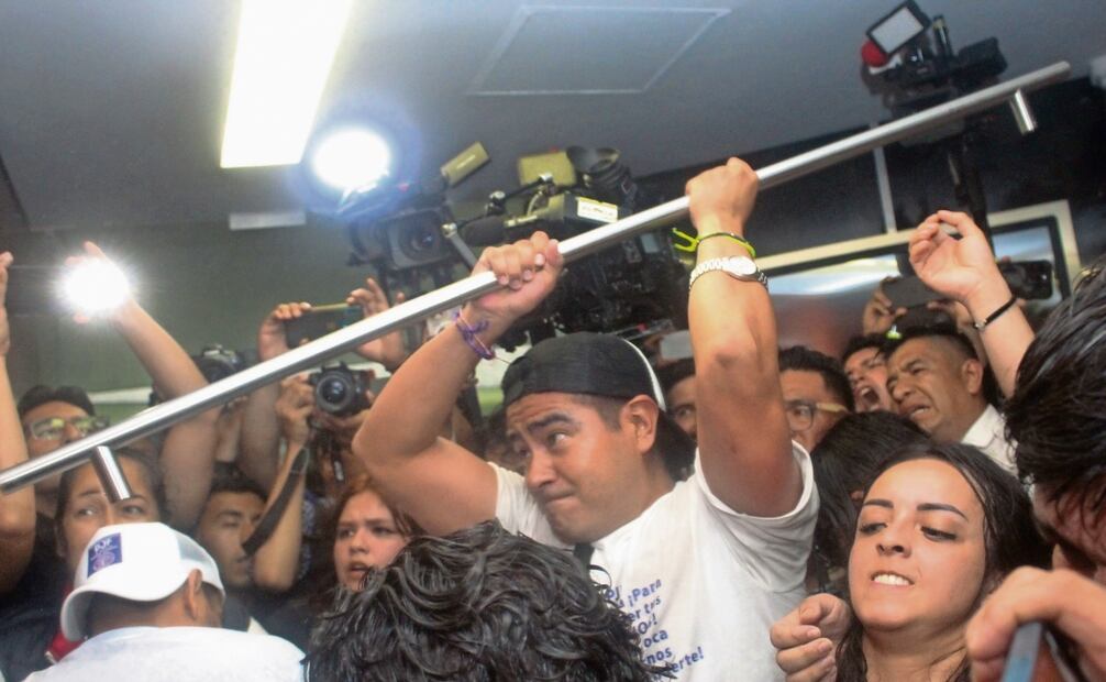 Trabajadores del Poder Judicial rompieron candados para ingresar al recinto legislativo por Paseo de la Reforma 135.
Foto: Francisco Rodríguez / EL UNIVERSAL
